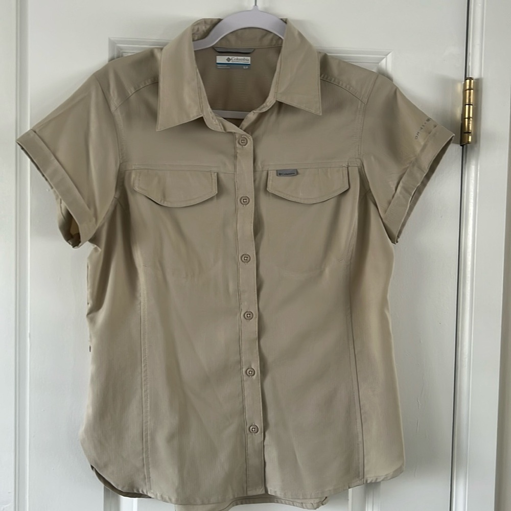 COLUMBIA WOMENS SIZE SMALL TAN KHAKI SILVER RIDGE LITE SHORT SLEEVE BUTTON SHIRT